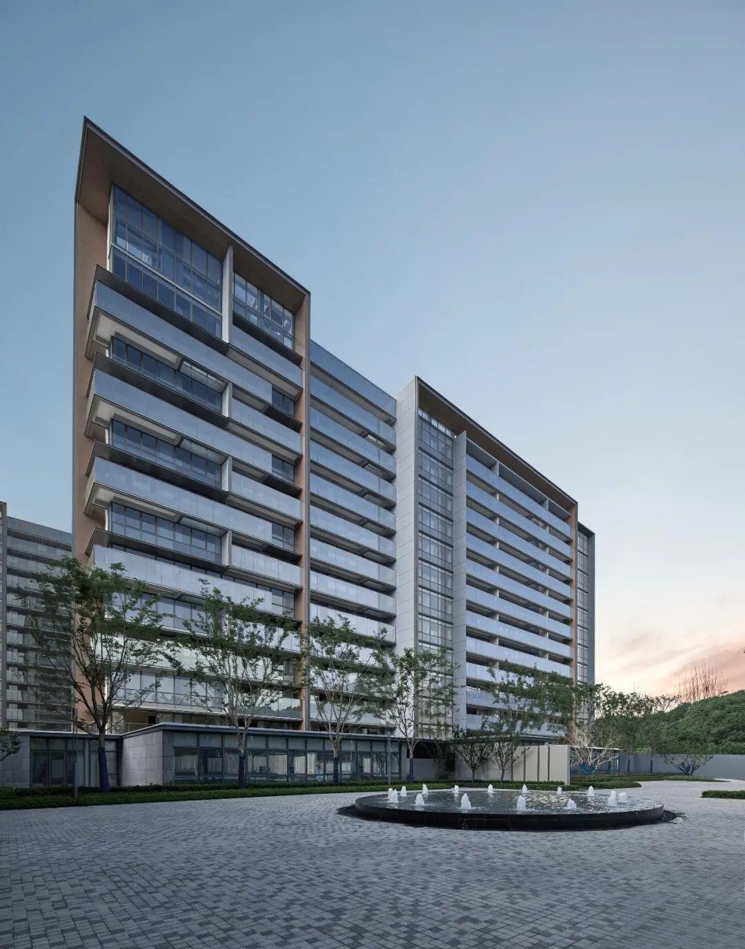 尘林间的立面设计以现代构成为基调, 删繁就简,从而减少外立面对室内