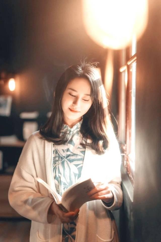止于唇齿，匿于流年，弹指刹那，掩去芳华，范文：《时不我待》
