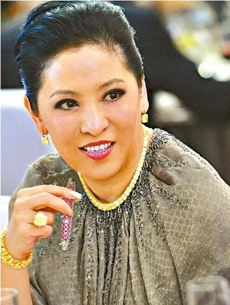 "向太"陈岚:戴75克拉巨钻,永远站c位,年轻时美貌不输关之琳