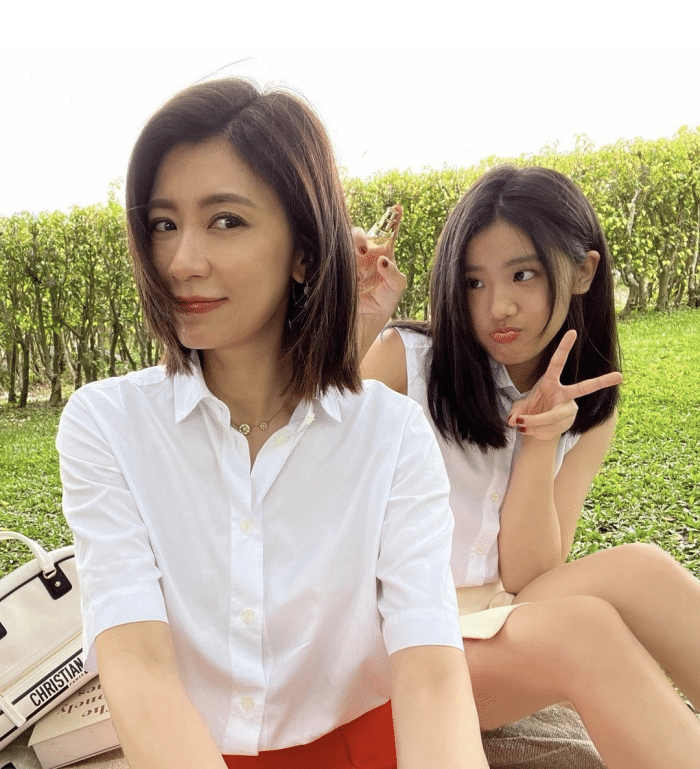 贾静雯晒全家福，和修杰楷越来越有夫妻相，咘咘波妞大眼睛灵动
