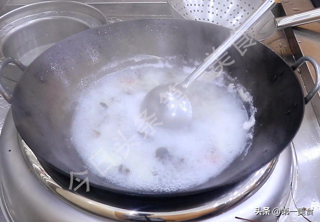 冬季天寒地冻，容易滑倒，推荐多吃这5种“高钙”食物，强筋健骨