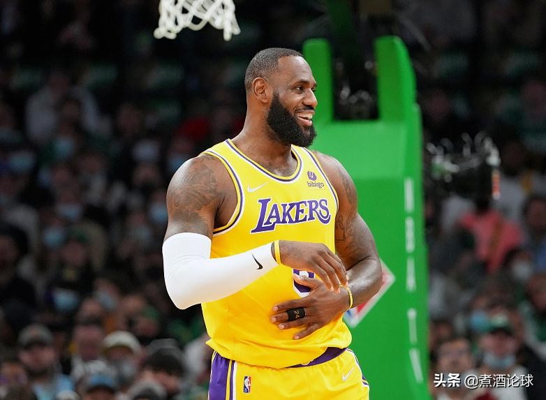 为什么nba中锋跳球不跳(有趣，詹姆斯和2米11中锋跳球，自知不敌，裁判一扔，他就跑开了)