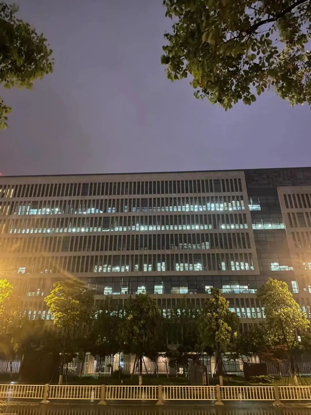 从三街四街写字楼深夜亮灯率看，哪家是卷王？