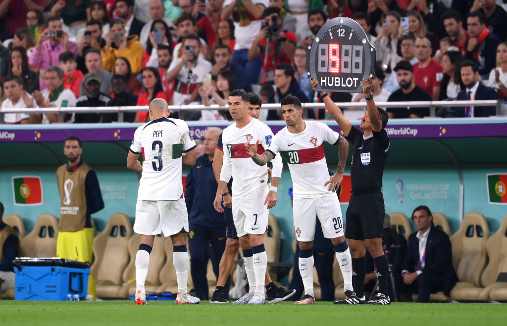 葡萄牙队内讧起因：可能是踢韩国队比赛中C罗不愿意听主教练安排