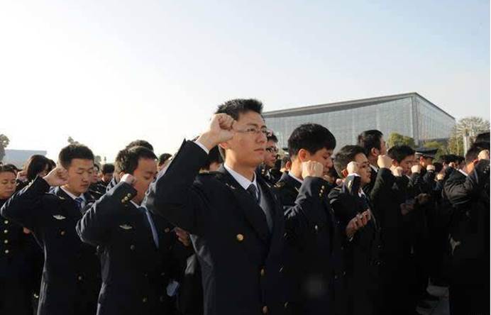 公务员将转为“聘任制”，薪资水平大幅度提高，同时也有坏消息