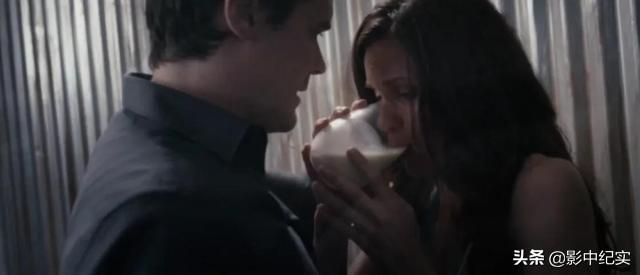 她被下药囚禁到地下室，当众多人性奴，报警后英国警方：你穿多少