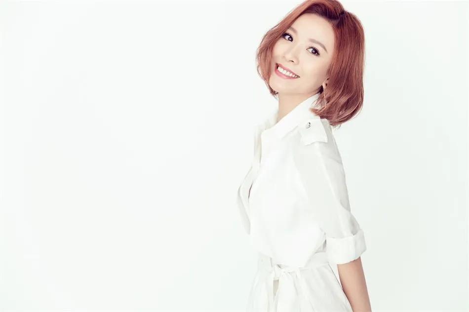 歌手黄雅莉全新时尚写真 干练自信解锁女性轻熟风