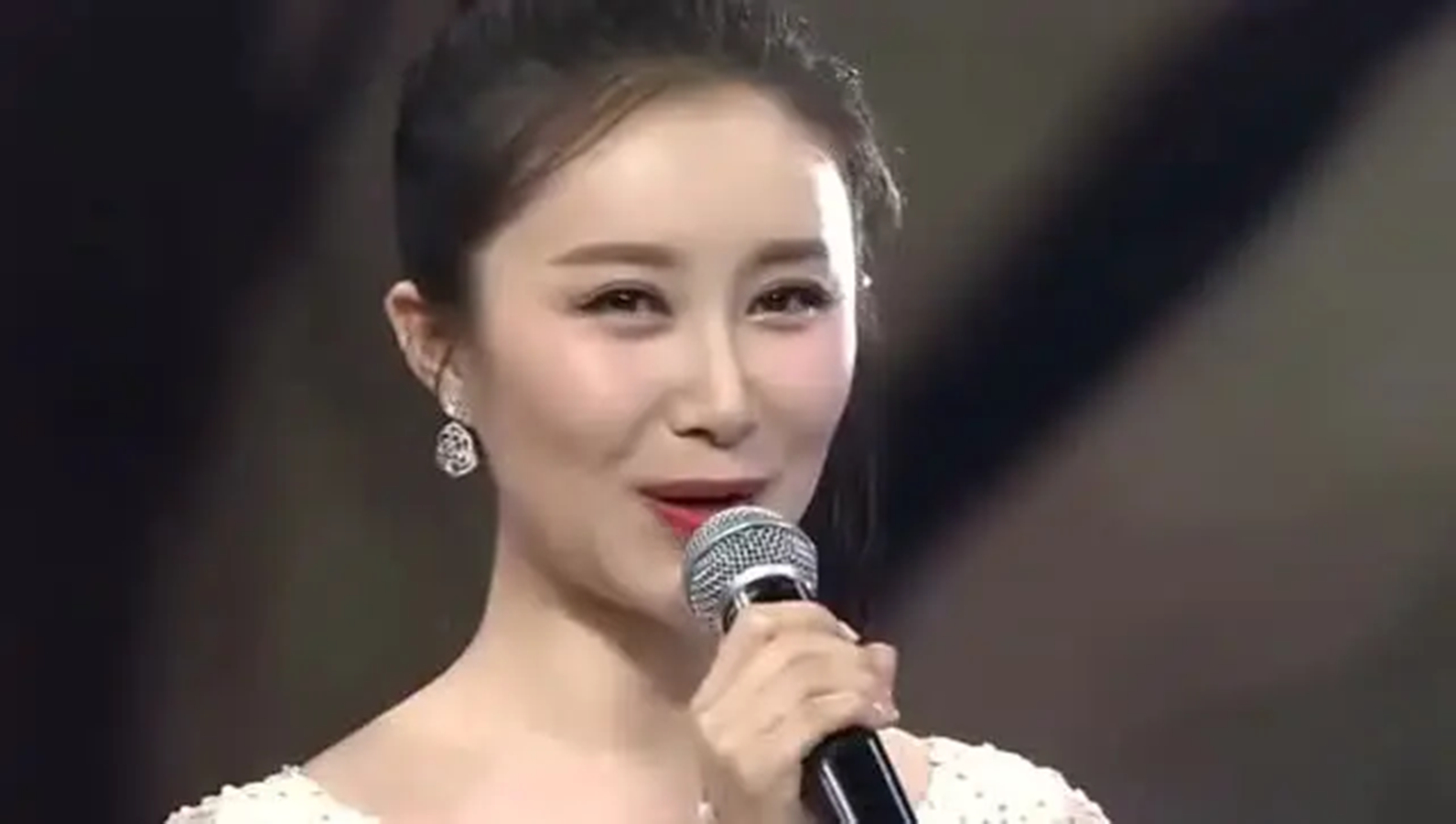 刚出道惊为天人，红了却灵气全无，娱乐圈就这么毁美人？