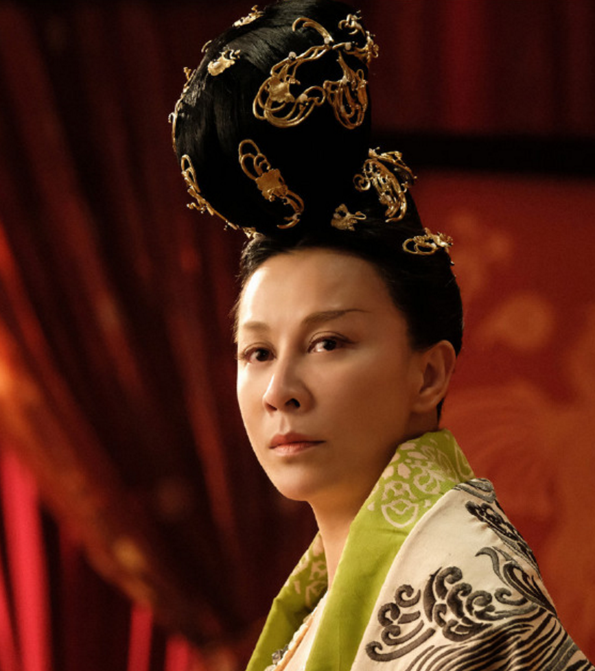 小家碧玉的女明星,真撑不起富贵风妆发,网友:像顶了个违章建筑