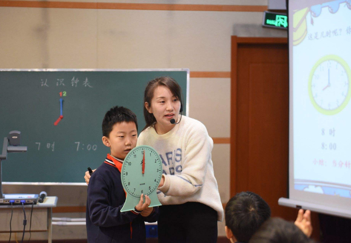 年轻女教师批卷方式走红，评语叫人笑不活了，仿佛一名“段子手”