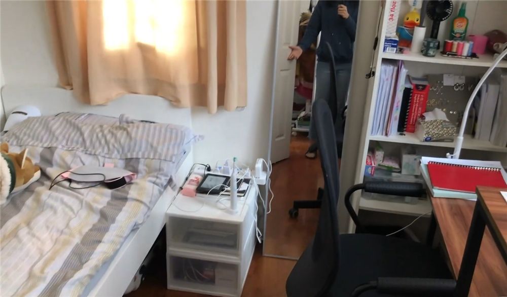 香港4位姑娘合租35㎡蜗居：卧室仅有5㎡，客厅改成一间卧室