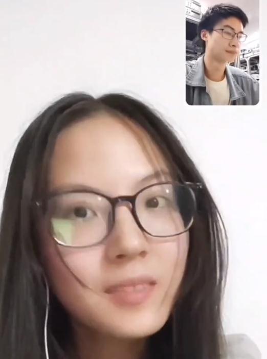 庞众望最新露面：和女朋友一同现身，戴着眼镜比以前爱笑了