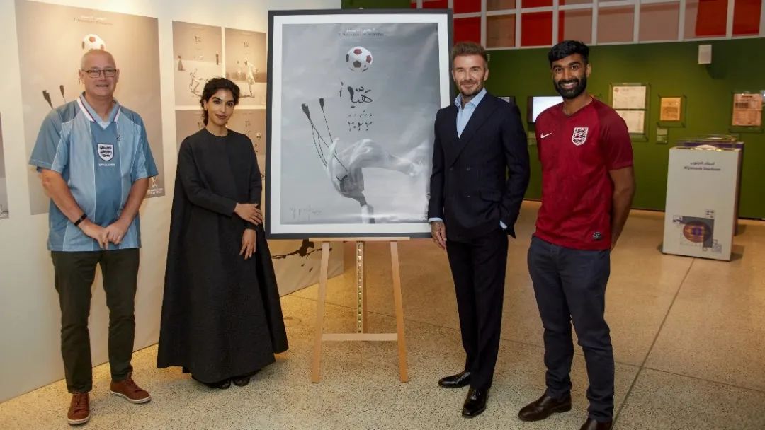 做足球比赛海报哪里有素材（卡塔尔世界杯官方海报在伦敦设计博物馆展出）