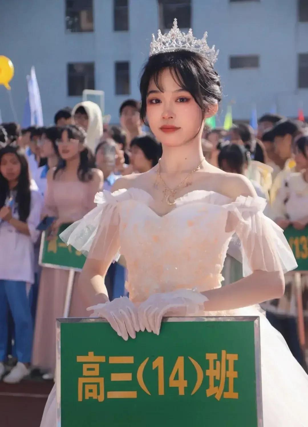 女大学生面试时穿露脐装，配性感紧身裤，直言一周7天泡在夜店