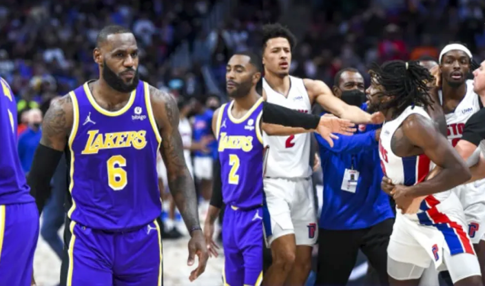 nba打裁判的有哪些人(NBA赛季10大恶犯！詹皇把斯图尔特打满脸血排第一，KD约老师上榜)