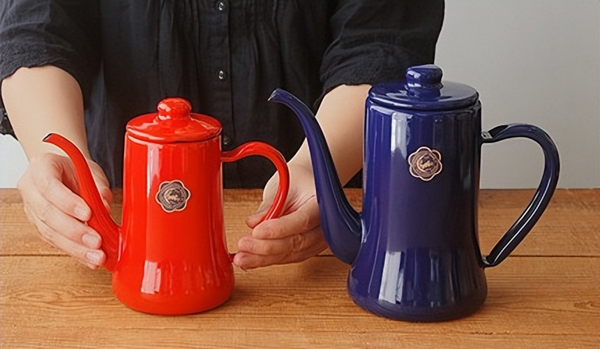 「月兔印」彩色搪瓷洗手壶金泽有许多传统工艺,其中「金箔」非常出名.