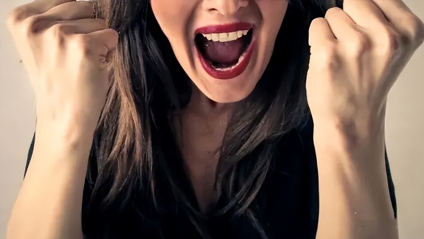 被妻子家暴，广西一男子向法院申请保护令被批准，网友：这是真爱