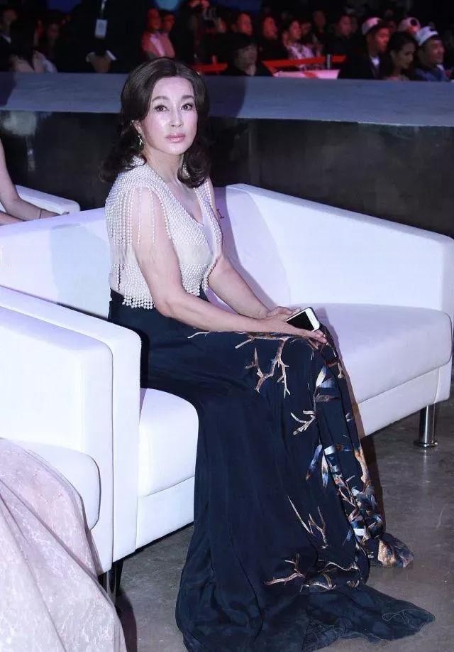 刘晓庆挺会显摆，连衣裙外面穿件“珍珠衣”，一身基础色也很贵气
