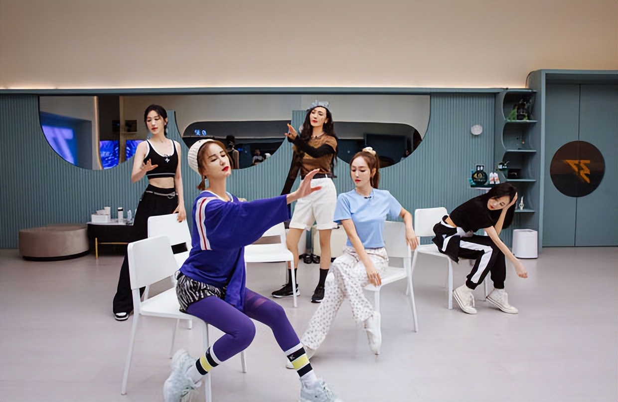 郑秀妍晒张歆艺王紫璇等人合照 嘟嘴卖萌超可爱