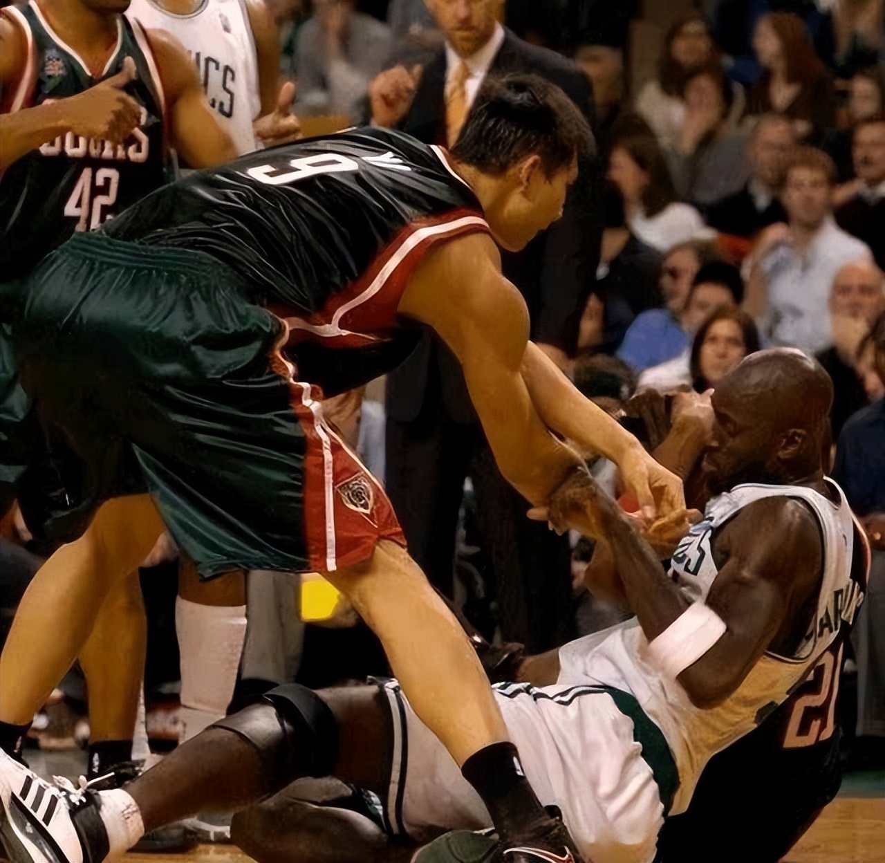 为什么易建联没有参加cba（雄鹿当年六号签选中易建联可谓非常重视，为何一年之后就放弃了？）