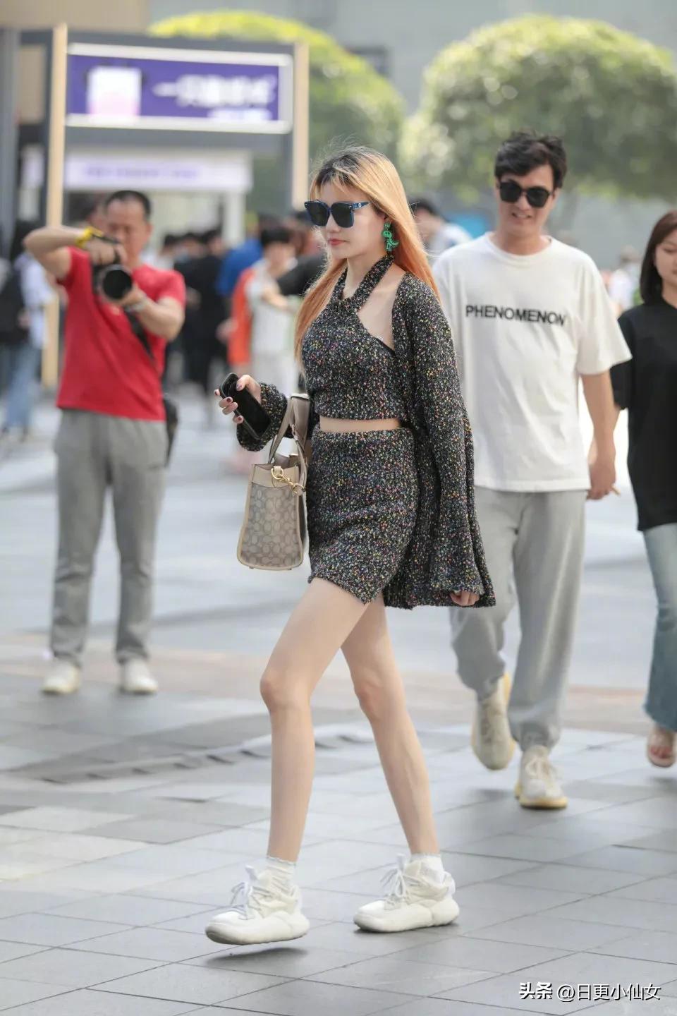 街拍：一群身材超棒的的美女，被彻底征服了