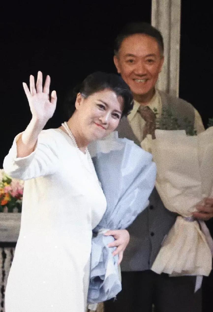 李幼斌夫妻俩演话剧，穿衬衫背心体面儒雅，娇妻穿白裙富态优雅