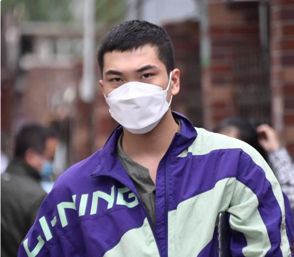 辽宁外卖小哥参加高考，成长经历引人心酸，愿生活别再难为你