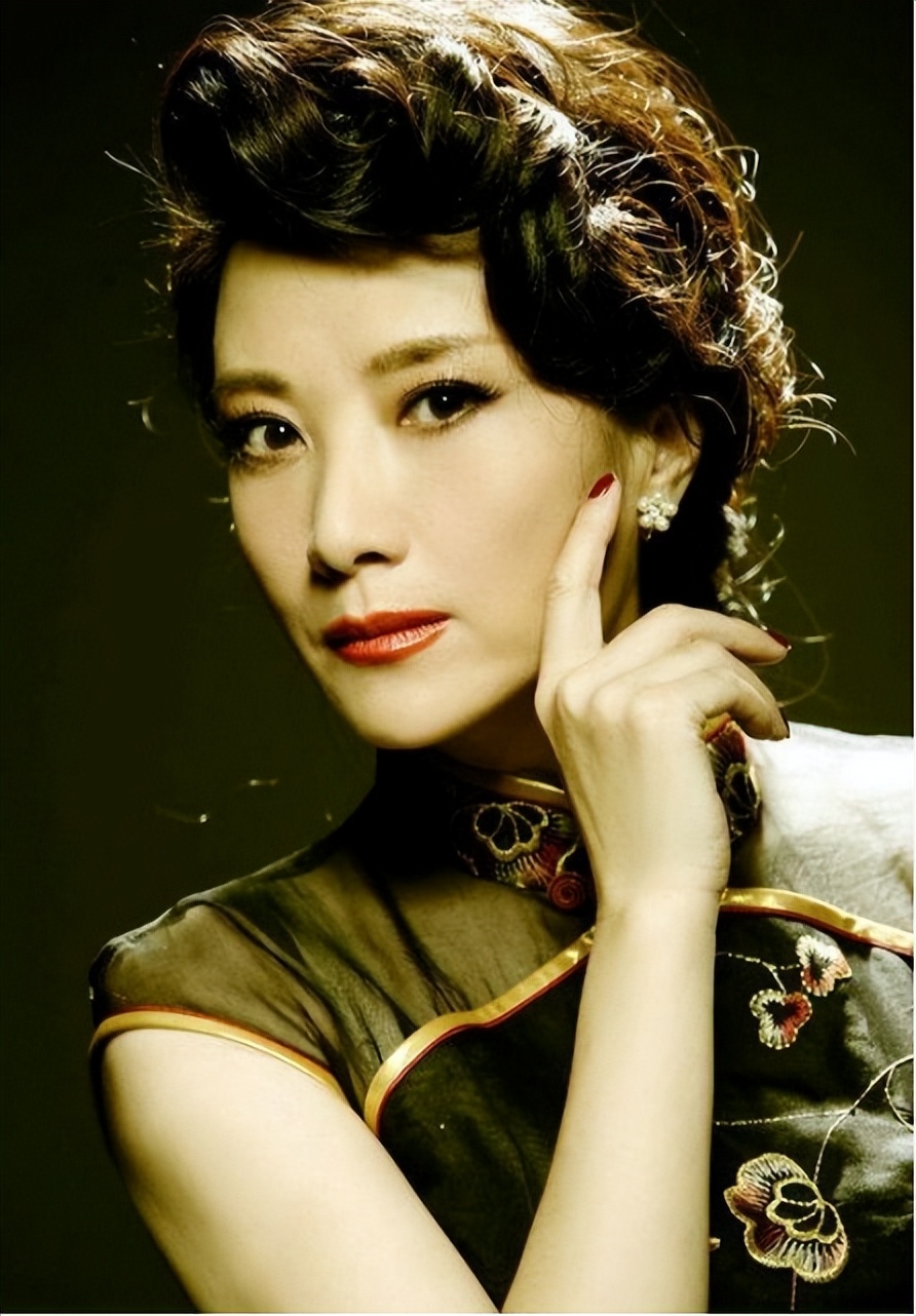 演员王静:戏好人低调,父亲离世内心有钝痛,她含泪撑起母亲晚年