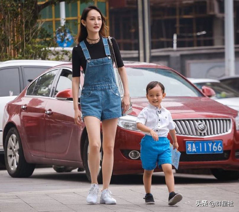 闫博雅性感(闫博雅：“千年老二”王皓背后的女人，照顾婆婆为家庭放弃事业)