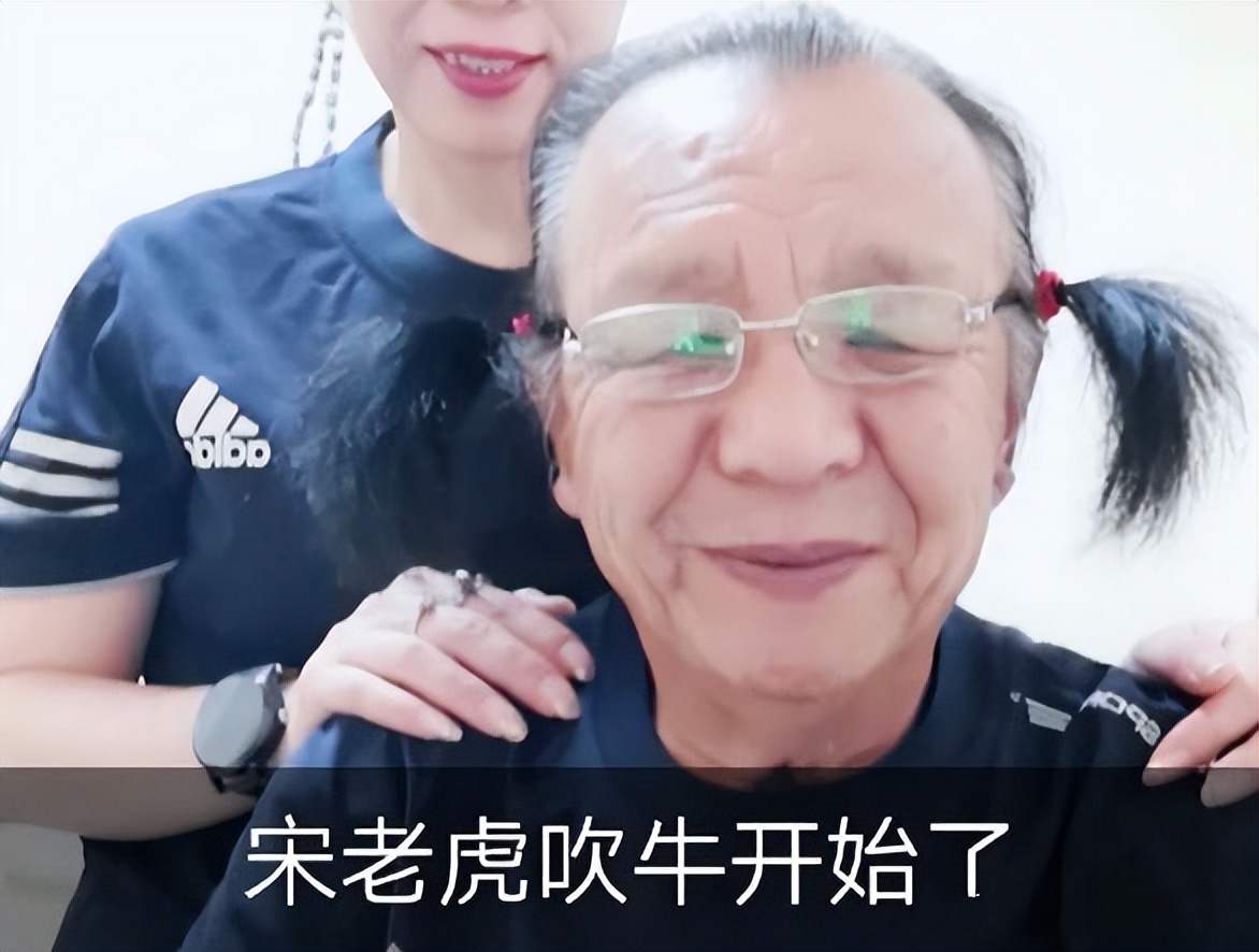 病情稳定后,马小明入驻了短视频平台,靠着当年的名气,做起了"网红".