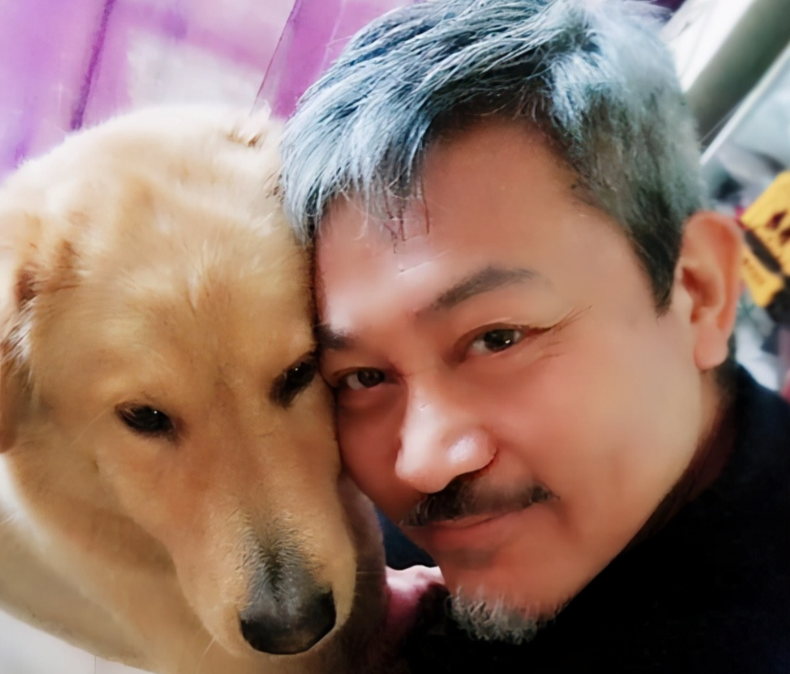 曾伟权一生未娶，59岁病逝无子女送终，生命最后与一只小狗相伴