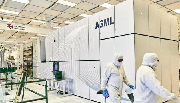 荷兰ASML霸占光刻机市场，一台设备要价19亿，3大芯片巨头抢着买