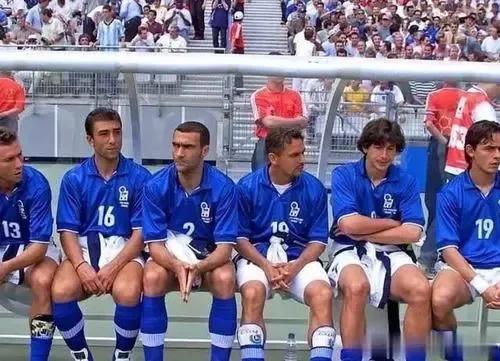 意大利vs英格兰队服(笔者对一些经典足球队服的看法！有的不错，有的太丑了)