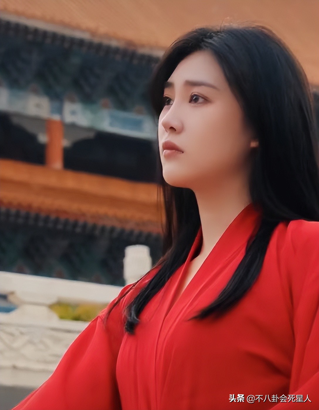 表面恩爱，实际“拳头相向”，从黄奕到黄嘉千，被最亲近的人伤害