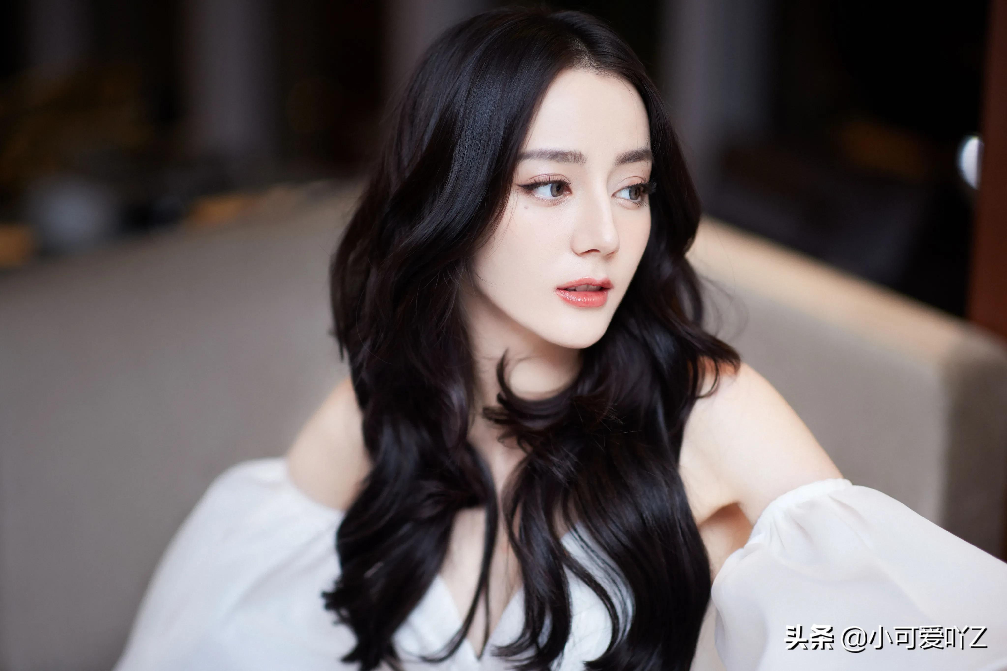 迪丽热巴，冰淇淋妆容，露肩白色长裙