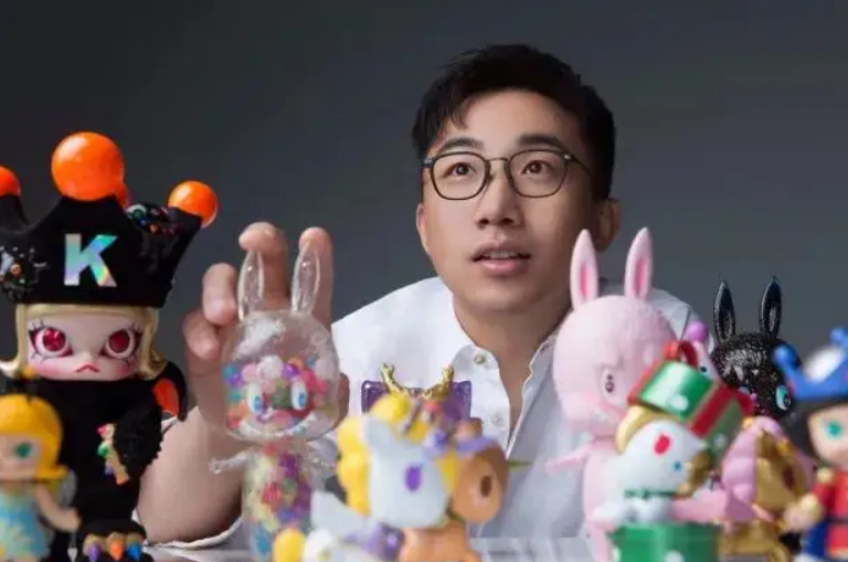 河南80后年轻富豪，利用人性弱点狂割“韭菜”，大赚500亿