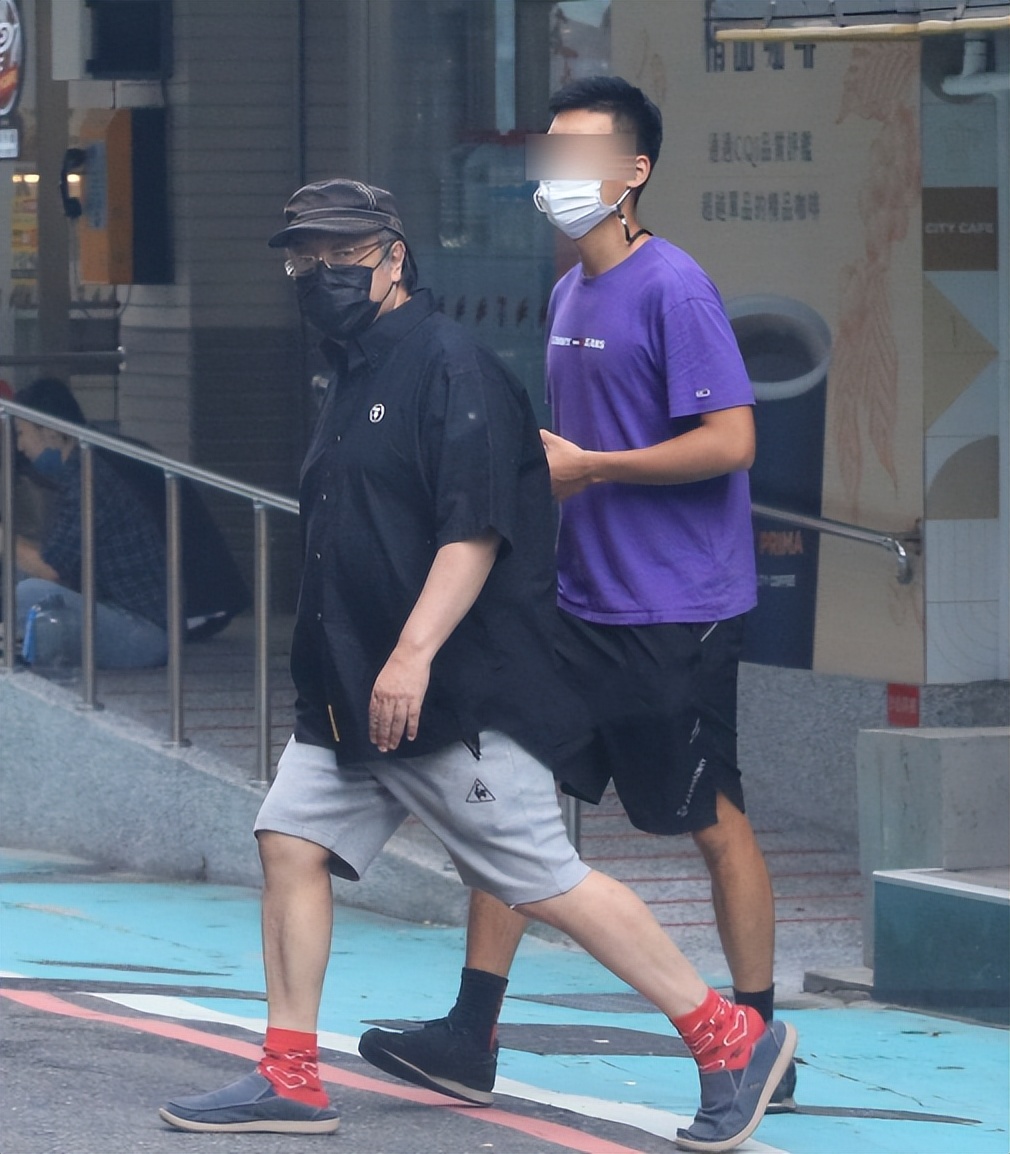 蔡康永穿一脚蹬配土味红袜，与友人外出觅食，边走边看菜单太较真