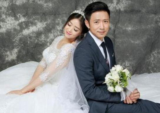 演员高鑫,出身名门贵族,娶云南姑娘王一楠,25年不离不弃