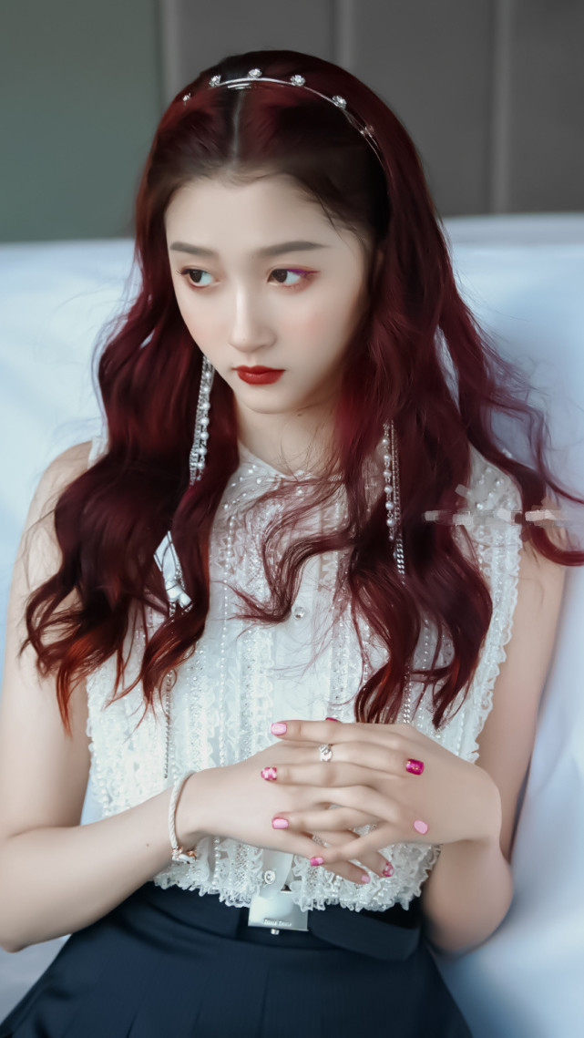 鹿晗迎32岁生日，女友关晓彤连续五年卡点为其庆生，俩人超甜