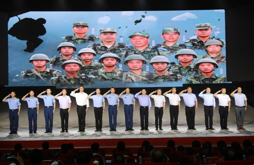 留在部队中的于亚宾在空降兵某部引导队当队长;殷远