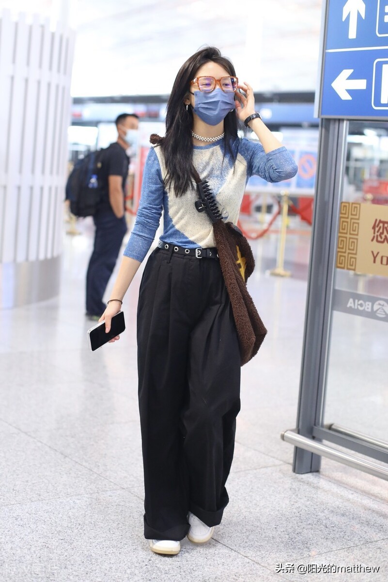 街拍：章若楠印花上衣+黑色阔腿裤+白色运动鞋随性休闲