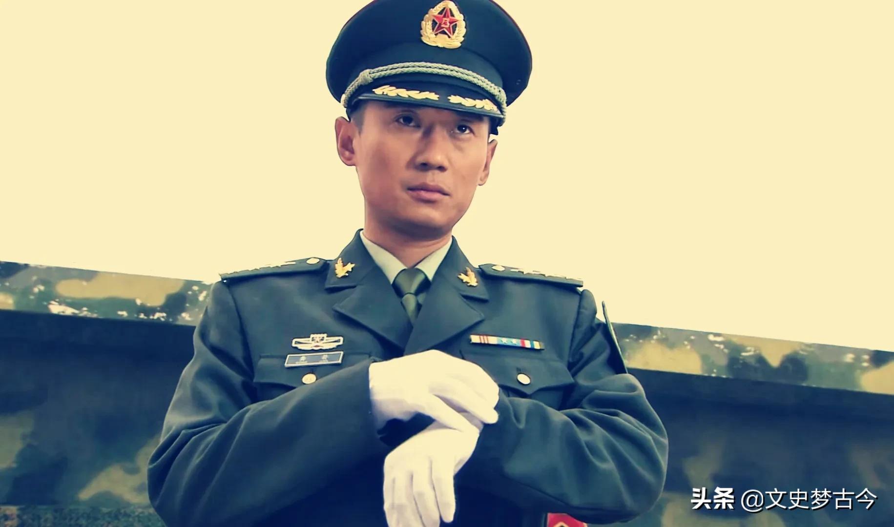 《我是特种兵之利刃出鞘》龚箭剧照大家注意看,龚箭的级别略章底色