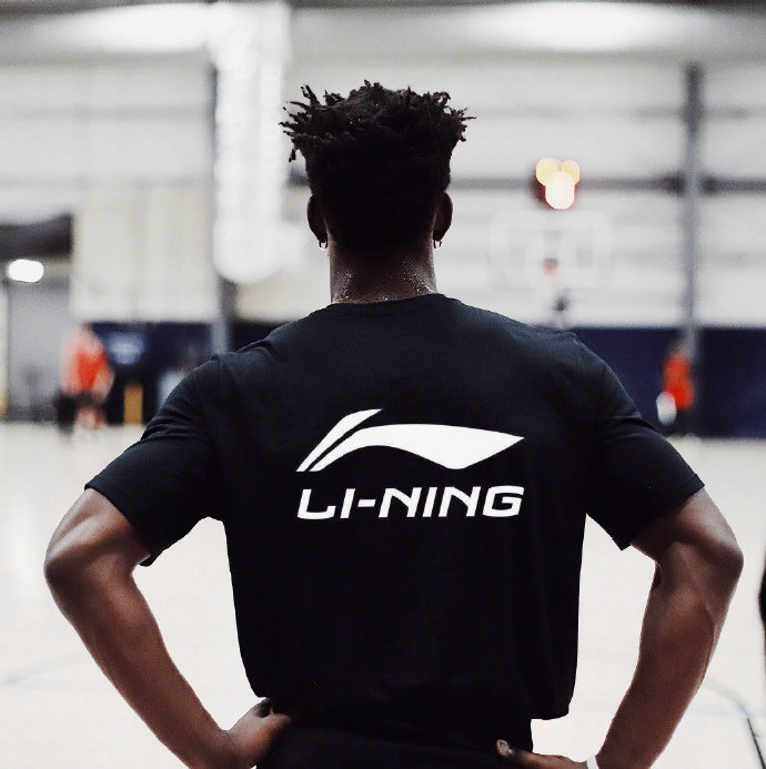 中国有哪些品牌签约nba（国产品牌大爆发！反伍登陆NBA，准者签约里弗斯，汤神迎来小爆发）