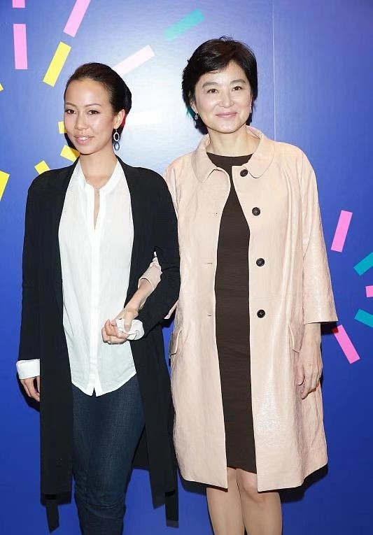 林青霞一看就嫁对人了！挽手老公出镜，满脸笑意短发看着都好女人