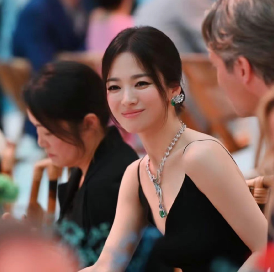 42岁宋慧乔外网生图翻车，法令纹多还地包天，被嘲有点儿凶相