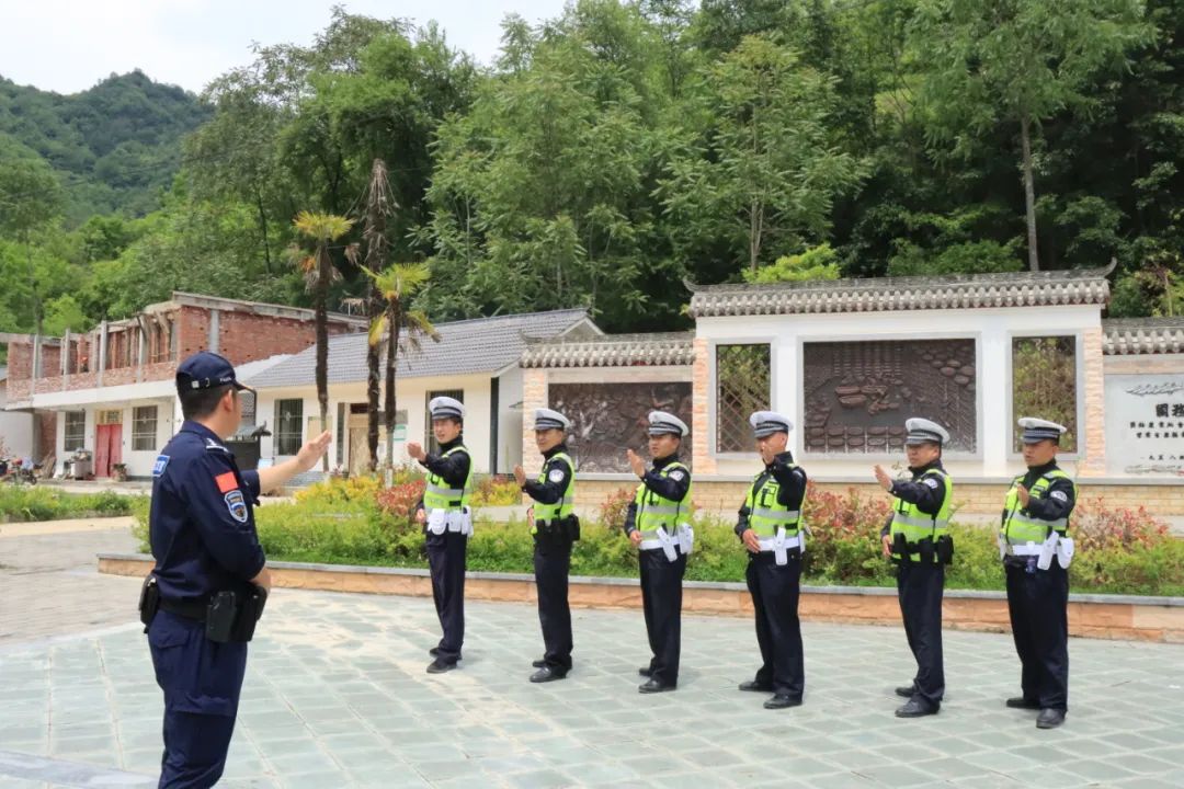 学技能 强本领 保平安——康县公安交警组织开展单警装备使用教学暨执法规范化培训