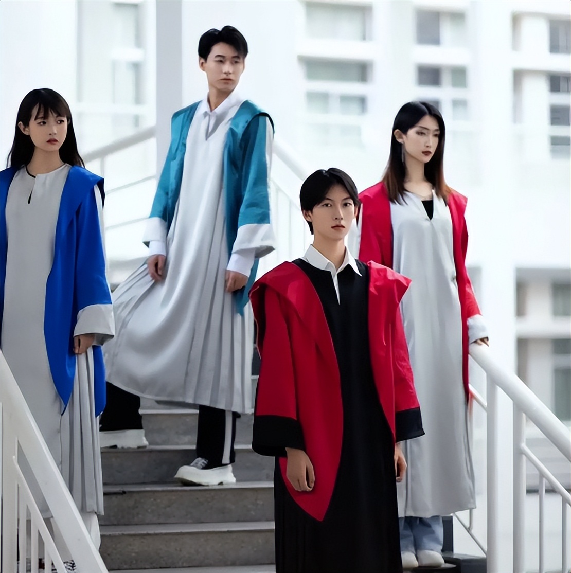 高校学生拒绝“学士服”，亲自设计中式风格，拍出不一样的毕业照
