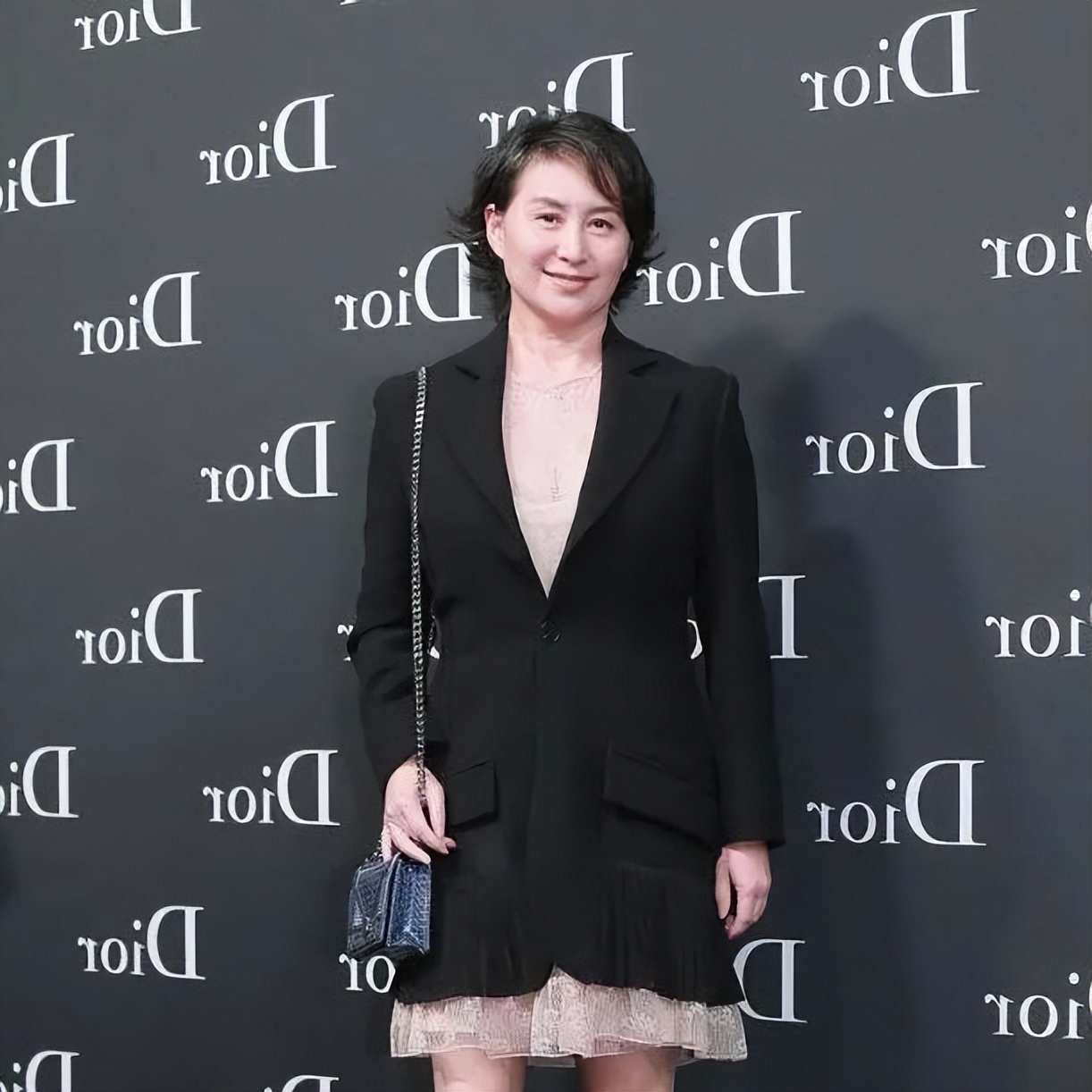 何超琼才是真名媛,黑西装配蕾丝裙显贵气,身材发福也难掩好气质