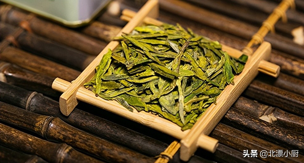 女人若不想变“黄脸婆”，建议“忌2食，饮4水”，气色好显年轻