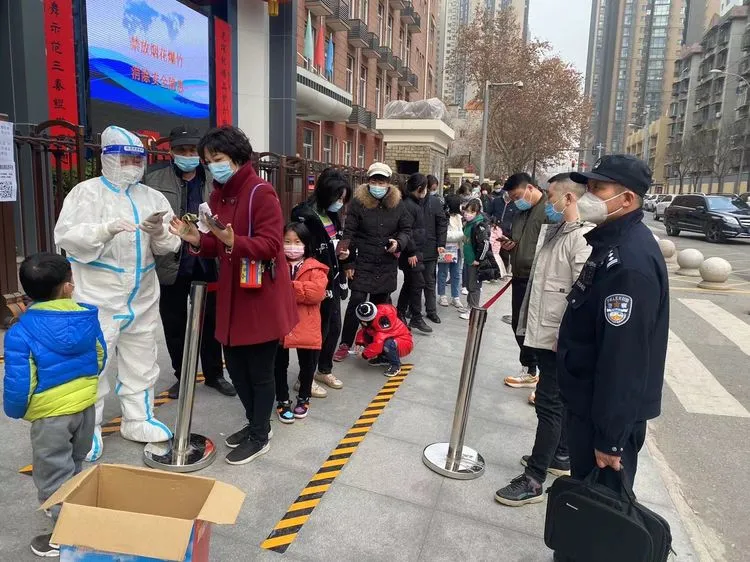 排查校园隐患 维护核检秩序——西安碑林公安着力护卫开学季